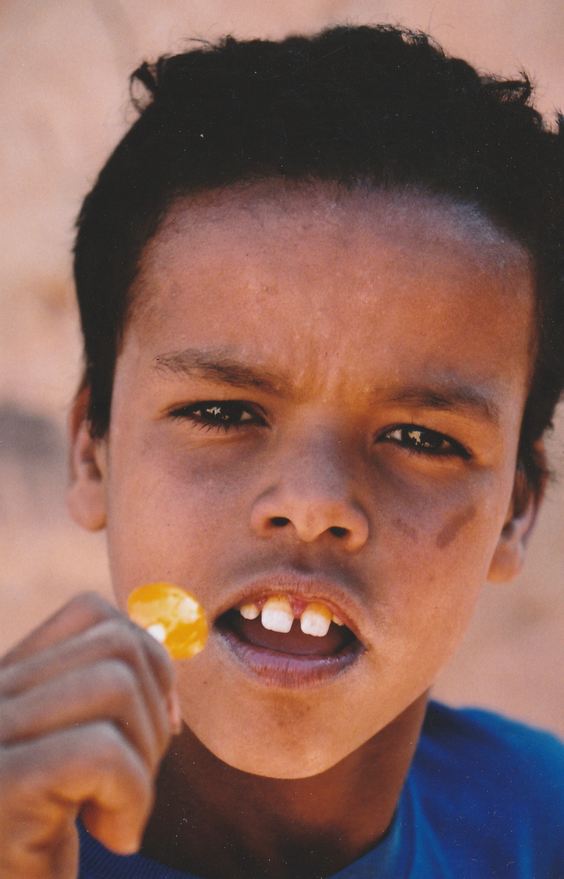 Mauritanie enfant de ouadane a la sucette