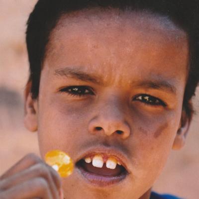 Mauritanie enfant de ouadane a la sucette