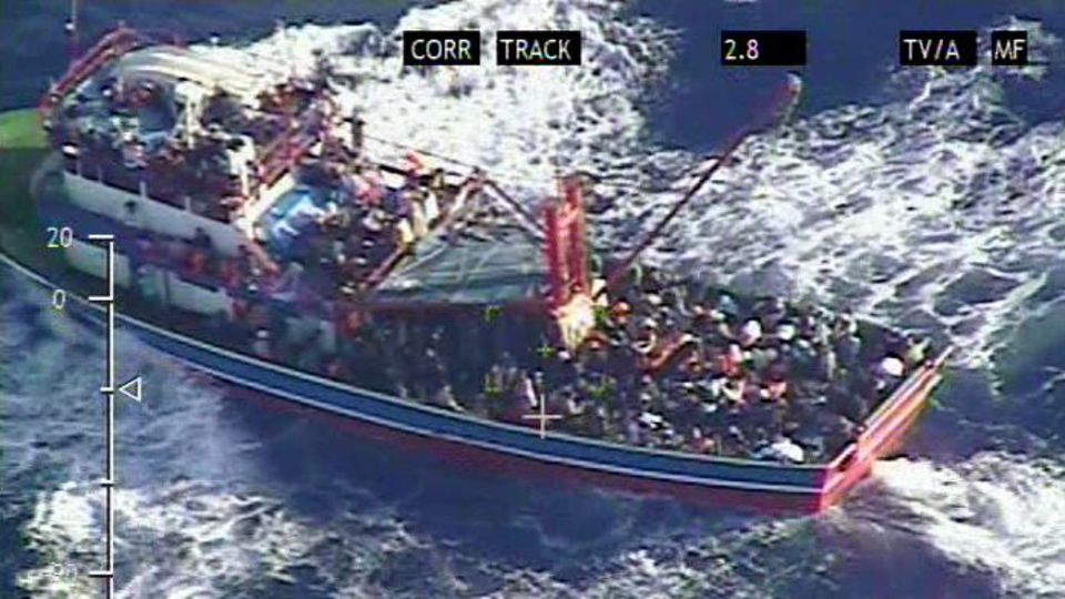 Photo fournie le 24 septembre 2014 par le ministere de la defense chypriote d un bateau transportant des migrants en difficulte au large de l ile 5096070
